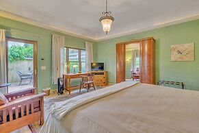 Cypress House & Studio, Walk To Healdsburg Plaza 3 Bedroom Home by Red