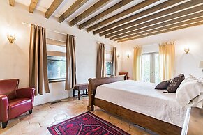 Cypress House & Studio, Walk To Healdsburg Plaza 3 Bedroom Home by Red