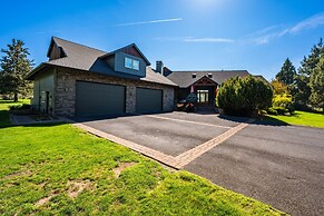 Family-Friendly Dara Oaks Home with Private Hot Tub and BBQ on the Dec