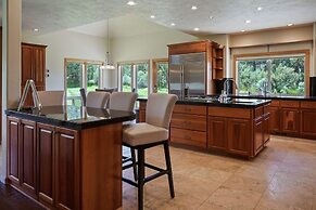 Family-Friendly Dara Oaks Home with Private Hot Tub and BBQ on the Dec