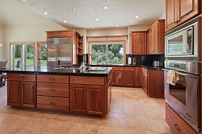 Family-Friendly Dara Oaks Home with Private Hot Tub and BBQ on the Dec