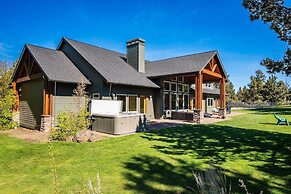 Family-Friendly Dara Oaks Home with Private Hot Tub and BBQ on the Dec