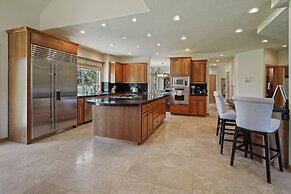 Family-Friendly Dara Oaks Home with Private Hot Tub and BBQ on the Dec