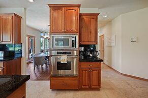 Family-Friendly Dara Oaks Home with Private Hot Tub and BBQ on the Dec