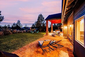 Family-Friendly Dara Oaks Home with Private Hot Tub and BBQ on the Dec