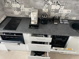 Lakeview 2 Room Penthouse Rooftop W15