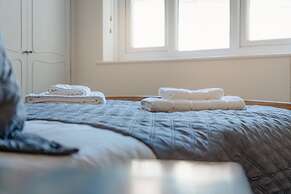 Luxury 2 Bed Room Lake View Apt Bowness Parking