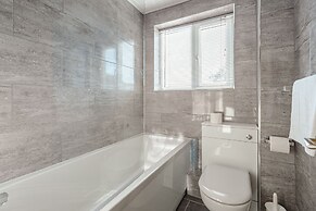 Luxury 2 Bed Room Lake View Apt Bowness Parking