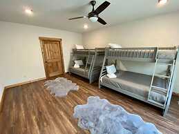 Bucks and Bunks - Brand new Cabin Come Relax or Watch TV Outside Firep
