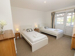 8 Munday Cottages