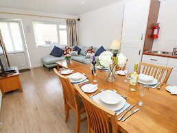 8 Munday Cottages