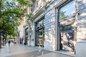 Luxurious Apartment At City Center