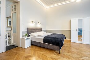 Luxurious Apartment At City Center