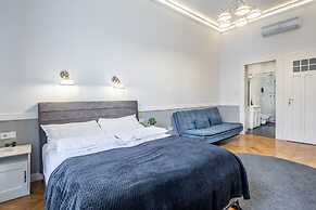 Luxurious Apartment At City Center