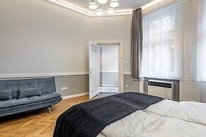 Luxurious Apartment At City Center