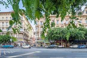 Luxurious Apartment At City Center