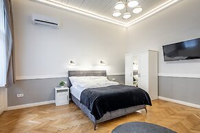 Luxurious Apartment At City Center