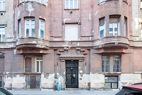 Luxurious Apartment At City Center