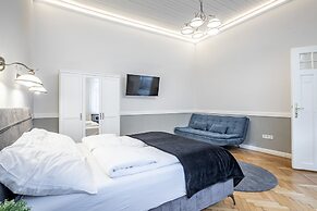 Luxurious Apartment At City Center