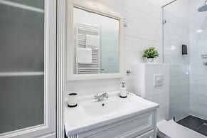 Luxurious Apartment At City Center