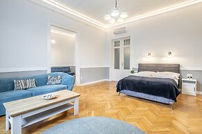 Luxurious Apartment At City Center