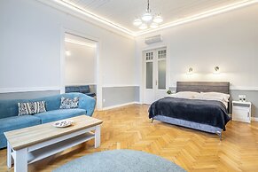 Central Luxury Apartment