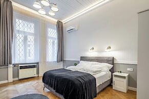 Central Luxury Apartment