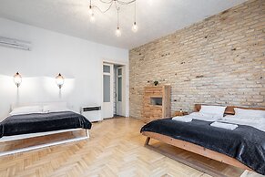 Central Luxury Apartment