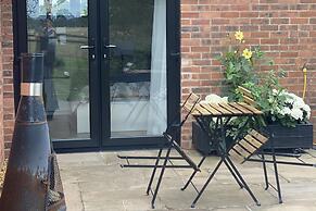 Private Entry Double Bedroom With Beautiful Views!