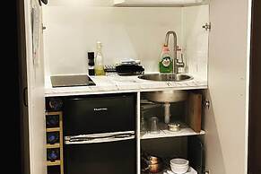 Private Entry Double Bedroom With Beautiful Views!