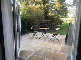 Private Entry Double Bedroom With Beautiful Views!