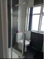 Apple House Wembley Twin Room Shared Bathroom