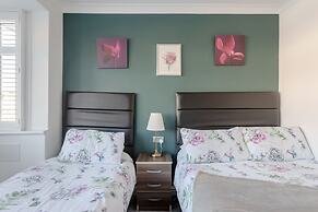Room in Guest Room - Apple House Wembley - Family Room With Shared Bat