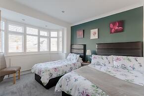 Room in Guest Room - Apple House Wembley - Family Room With Shared Bat