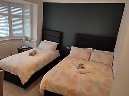 Room in Guest Room - Apple House Wembley - Family Room With Shared Bat