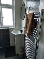 Room-apple House Wembley - Family Room w