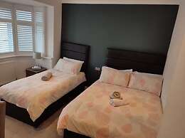 Room-apple House Wembley - Family Room w