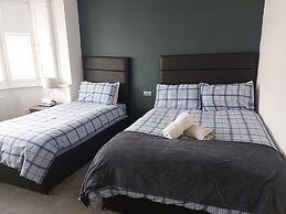 Room-apple House Wembley - Family Room w