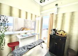 Nice Seafront Flat - Beach, Port & Athens Airport
