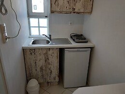 Small Apartment For 3 Pers 70meters From The Beach