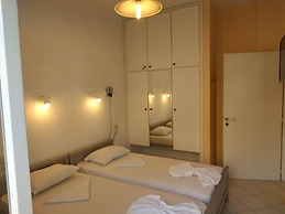 Small Apartment For 3 Pers 70meters From The Beach