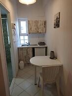 Small Apartment For 3 Pers 70meters From The Beach