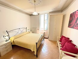 Central Location in Spoleto Large Terrace - 10 Mins Walk to Train Stat