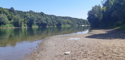 Green Retreat Kuca uz Rijeku za Savrseni Odmor