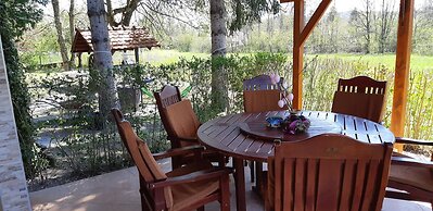 Green Retreat Kuca uz Rijeku za Savrseni Odmor