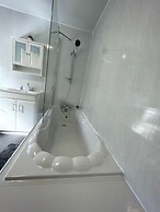 Lovely 3 Bedroom Apartment In Newcastle Upon Tyne With Free Parking