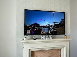 Lovely 3 Bedroom Apartment In Newcastle Upon Tyne With Free Parking