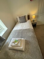 Lovely 3 Bedroom Apartment In Newcastle Upon Tyne With Free Parking