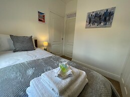 Lovely 3 Bedroom Apartment In Newcastle Upon Tyne With Free Parking