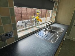 Lovely 3 Bedroom Apartment In Newcastle Upon Tyne With Free Parking